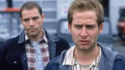 Autodieb Dennis (Niels Bruno Schmidt, re.) verlangt von Ralle (Roland Pfaus) Geld und Fluchthilfe. Als der sich weigert, rückt Dennis mit seinem Trumpf heraus: Er besitzt Fotos von Ralle zusammen mit Karel Marek, der die Autoschieberei organisiert.