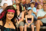Cleo (Phoebe Tonkin) als Piratin bei ihrer Delfin-Show