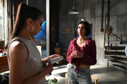 Charlotte "Charlie" (Shaolyn Fernandez, l.) wird von Leyla (Suri Abbassi) aufgefangen.