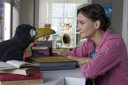 Siebenstein (Henriette Heinze) staunt: Wieso weiß ihr kleiner Rabe Rudi (Werner Knoedgen) plötzlich auf alle Fragen eine Antwort?