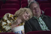 Beverly Goldberg (Wendi McLendon-Covey, l.); Murray Goldberg (Jeff Garlin, r.)