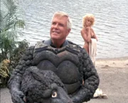 Bei den Dreharbeiten zu einem Horrorfilm, in dem Hannibal (George Peppard) das Monster spielen soll, läuft das A-Team dem international gesuchten Kriegsverbrecher Major DeJero in die Arme. Und den stören die Filmaufnahmen in dieser Gegend gewaltig!
