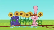 Hase und Elefant gießen die Blumen.