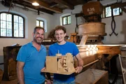 Wie eine alte Getreidemühle funktioniert, findet Julian gemeinsam mit dem Mühlen-Experten und Historiker Jan (links) im Freilichtmuseum Glentleiten heraus.