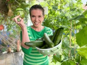 Der Pflanzengast von Kräuterhexe Uschi Zezelitsch präsentiert sich als „erfrischendes Wasser in Stangenform“. Aus der Gurke werden selbst gemachte, kühlende Augenpads.