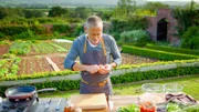 Michel Roux jr. bereitet im Garten vom Restaurant „The Ethicurean“ ein asiatisches Schweinefleisch-Gericht zu.