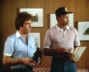 Rick (Larry Manetti) und T.C. (Roger E. Mosley) haben im Hotelzimmer von Simon & Simon die Giftgott-Statue sichergestellt.