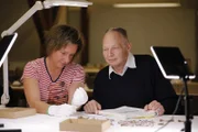Die Archäologin Dr. Ruth Blankenfeldt aus Schleswig untersucht gemeinsam mit dem Küstenarchäologen Dr. Dirk Meier Überreste eines Kinderskeletts, das in der Warft Tofting gefunden wurde. Wurden in heidnischer Zeit Kultopfer durchgeführt?