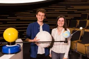 Julian und Astrophysikerin Carolin checken im Planetarium, warum der Mond leuchtet.