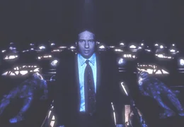 Mulder (David Duchovny) hat sich mit dem Ausweis eines CIA-Agenten in ein Geheimlabor des Pentagon eingeschlichen.
