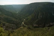 Eindrucksvoller Einschnitt, der zwei Welten trennt: das Méjean-Hochplateau und das von Sauveterre. Die Tarnschluchten bieten eine atemberaubende Aussicht.