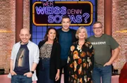 Moderator Kai Pflaume (M.) und seine Rateteam-Kapitäne Bernhard Hoëcker (l.) und Elton (r.) begrüßen in dieser Sendung die Schauspielerin Christine Neubauer (2.v.l.) und die Schauspielerin Jutta Speidel (2.v.r.).