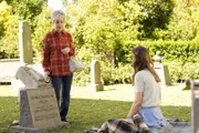 Connie "Meemaw" Tucker (Annie Potts, l.); Mary Cooper (Zoe Perry, r.)
