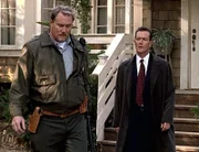 Doggett (Robert Patrick, r.) hat den Verdacht, dass Sheriff Frey (Michael McGrady, l.) mehr über den Tod des Obdachlosen weiß, als er zugibt.