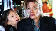 Eva (Karen Böhne, re.) ist geschockt: Pfarrer Ahrens hat sein Leben für ihrs gegeben....(li. Claudia Loerding)
