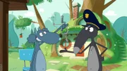 Valentin überreicht Polizist Wolf den Gefängnisschlüssel.