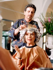 Am liebsten plaudert Helen Kilian (Ilse Neubauer) mit ihrem Friseur und Vertrauten Siggi (Stefan Reck).