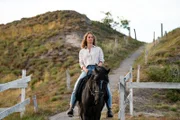Antonia (Lara Joy Körner) strandet auf Langeoog, weil ihr Vater abtaucht, anstelle die erforderliche Unterschrift zu leisten. Eine zornige Wartezeit beginnt. Aber die Insel, Herberts Lebensgefährtin Levke, der charmante Gastronom Tjärk und der traumatisierte Zuchthengst Paco bringen Antonia dazu, ihren Blick auf ihr Leben massiv zu verändern.