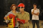 Sophie (Taryn Marler) und Ryan (Andrew Lees) wollen mit aller Gewalt an die wertvollen Kristalle im Gestein der Höhle. Zane (Burgess Abernethy) hat kein gutes Gefühl dabei.