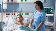 Niklas' (Roy Peter Link) Lage ist ernst: Dr. Leyla Sherbaz (Sanam Afrashteh) ist sehr besorgt.