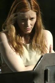 Anna (Kristen Dalton) wird in einem Glaskäfig festgehalten. Sie ist ein Experiment von Dr. Keffler...