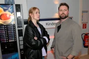 Zoe (Lara Dandelion Seibert) und John (Felix von Jascheroff) erklären sich den Sorgerechtskampf um Clara.