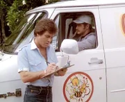 Als Kammerjäger getarnt, versucht Rick Simon (Gerald McRaney) sich an Rick (Larry Manetti) vorbeizumogeln.