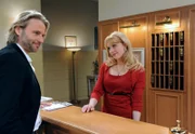 ARD STURM DER LIEBE FOLGE 1314, am Freitag (03.06.11) um 15:10 Uhr im ERSTEN. Michael (Erich Altenkopf, l.) lädt Rosalie (Natalie Alison, r.) zur Wiedereröffnung seiner Praxis ein.