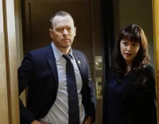L-R: Danny (Donnie Wahlber) und Baez (Marisa Ramirez)