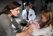 Susanne (Elisabeth Lanz, l.) und Christoph (Sven Martinek, M.) müssen Luisa (Paula Hartmann, r.) erklären, warum ihre Eltern sie nun doch nicht besuchen kommen. Für das kranke Mädchen bricht eine Welt zusammen.