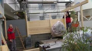 Familienvater Michael (li.) träumt von einer Outdoor-Küche mit Hightech-Gasgrill. Kumpel Uwe (rel) soll ihm beim Bau helfen, doch einen richtigen Plan haben sie leider nicht. Als es zum Bau des Daches kommt, bekommen die beiden Probleme.