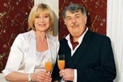 ARD STURM DER LIEBE FOLGE 1320, am Dienstag um 15:10 Uhr im ERSTEN. Verleger Dr. Diehmel (Peter Funck, r.) und Charlotte (Mona Seefried, l.) stoßen bei Evas Präsentation auf den Erfolg des Kinderbuches an.