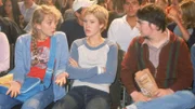 (v.l.) Claudia (Nora Binder), Alex (Wolke Hegenbarth) und Niko (Sebastian Kroehnert) warten bei der Schulversammlung in der Aula gespannt auf Ullas Auftritt.