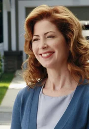 Um den Springbrunnen entfernen zu lassen, gründet Katherine (Dana Delany) einen Nachbarschaftsverein ...
