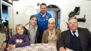 Von links: Kim, Malco, Trödelexperte Andreas Bierschock, Claudia und Rudolpf.
