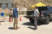 Bobby Nash (Peter Krause; l.); Fernanda (Juliana Aidén Martinez, r.)