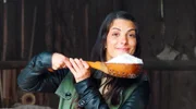 Clarissa hält das „weiße Gold“ in ihren Händen.