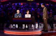 Moderator Kai Pflaume (r.) mit Rateteam-Kapitän Bernhard Hoëcker (l.) und der Schauspielerin Marijam Agischewa (M.).