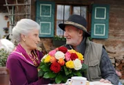 ARD STURM DER LIEBE FOLGE 1316, am Dienstag um 15:10 Uhr im ERSTEN. Gustl (Sepp Schauer, r.) entschuldigt sich bei Käthe (Luise Deschauer, l.) für das verdorbene Essen.