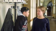 Alex (Wolke Hegenbarth) entdeckt Daniels Bruder Nils (David Travo), der von seinen Mitschülern am Gaderobenständer aufgehängt wurde...