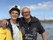 Julian (links) mit Wattführer Heino Behring.