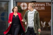 Felix hat genug vom Warten auf seine Mutter und will gehen. Franziska erreicht ihn gerade noch rechtzeitig.