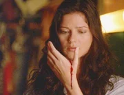 Als ein Einbrecher bei Jordan (Jill Hennessy) ein kleines Medaillon mitgehen l&auml;sst, das ihrer Mutter geh&ouml;rte, wird sie schonungslos an den schrecklichen Mord erinnert. Die Verwendung des sendungsbezogenen Materials ist nur mit dem Hinweis und Verlinkung auf TVNOW gestattet.