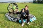 Mit Projektleiter Martin checkt Tobi welches Spezialfahtzeug neue gegen alte Zuggleise austauschen kann.