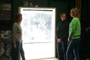 Bianca Berding untersucht mit den Restauratorinnen Iris Schaefer(re) und Caroline von Saint-George (li) eine Röntgenaufnahme des Gemäldes „Die Rasenbleiche“ von Max Liebermann.