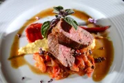 Rinderbeirid-Steak mit Maruschka-Karotte und Shishito-Chili.