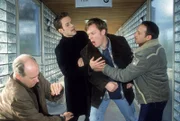 Als Jan (Christian Oliver, 2.v.li.), Semir (Erdogan Atalay, re.) und Nic (Steffen Schroeder, 2.v.re.) die Intensivstation betreten, erfahren sie von dem völlig konsternierten Bonrath (Gottfried Vollmer), dass Nics Bruder Marc soeben gestorben ist. Nic ist außer sich.