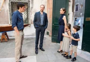 Maurizio Fulgoni (Stipe Erceg, l.) wird mit seiner Frau Sofia (Jeanette Hain) und den Kindern Zeuge, wie Renato Penzo (Stephan Grossmann) geschlagen wird.