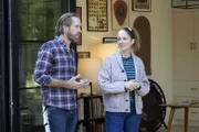 Dean Johnsen (l.); Judy Greer (r.)