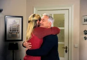 ARD ROTE ROSEN FOLGE 1471, am Donnerstag um 14:10 Uhr im ERSTEN. Thomas (Gerry Hungbauer, r.) kehrt zurück aus Kenia und will von Jule (Kim-Sarah Brandts, l.) wissen, was sich während seiner Abwesenheit alles getan hat.